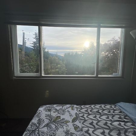 Guesthouse In Уэст-Ванкувер Экстерьер фото