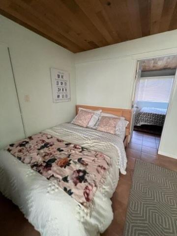 Guesthouse In Уэст-Ванкувер Экстерьер фото