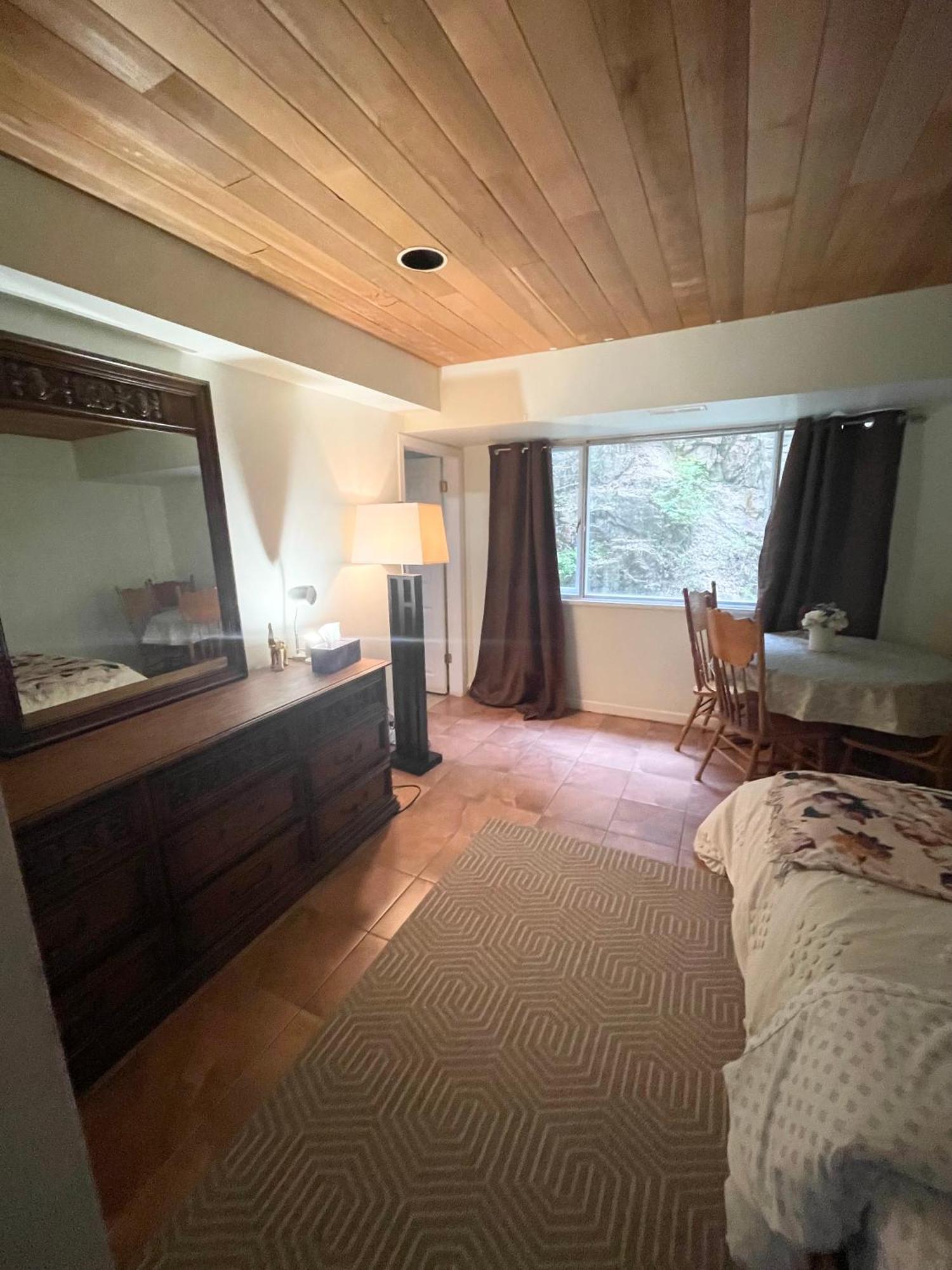 Guesthouse In Уэст-Ванкувер Экстерьер фото